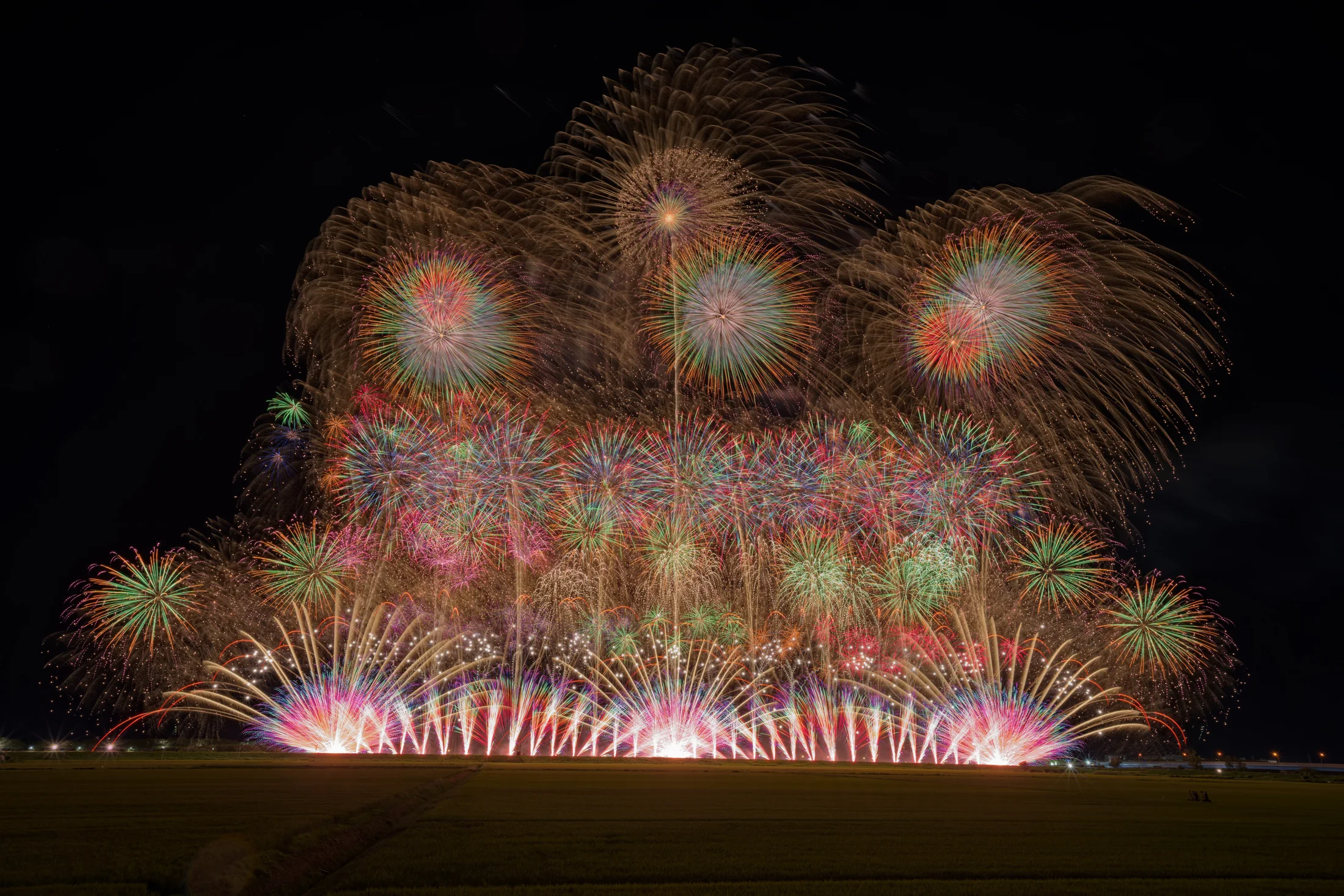 夜空を染める大花火
