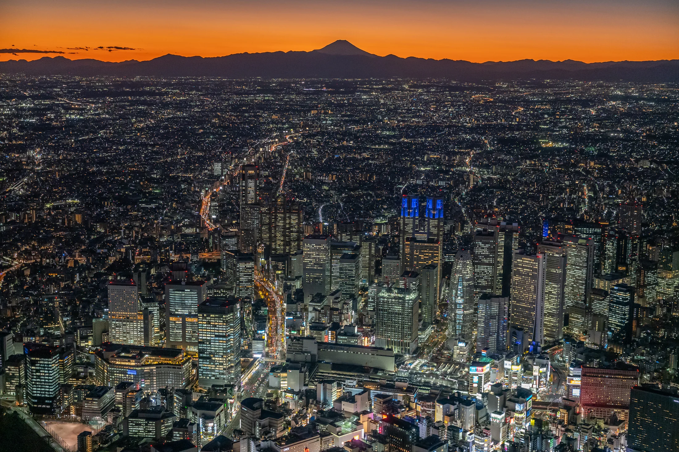 夕景の東京と富士山を望む空撮